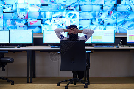 监控屏在安全数据系统控制室工作的女性操作员 女操作员监视器女士中心控制器行政人员控制板控制视频监视键盘背景