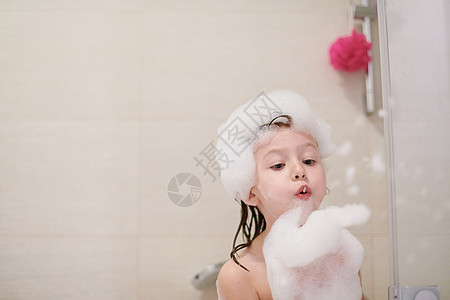 小女孩在洗澡时用肥皂泡沫玩淋浴浴室头发童年乐趣浴缸女孩洗发水家庭幼儿园图片