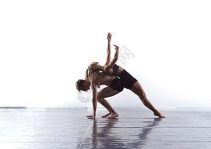 在白人背景面前的一对夫妇 运动舞蹈舞伴灵活性艺术夫妻团体表演女士活力紧身衣男人艺术家图片