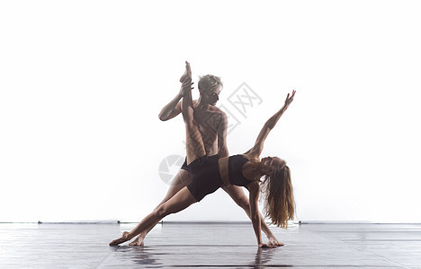 在白人背景面前的一对夫妇 运动舞蹈舞伴编舞优美竞技芭蕾舞工作室舞蹈家行动夫妻艺术家团体图片