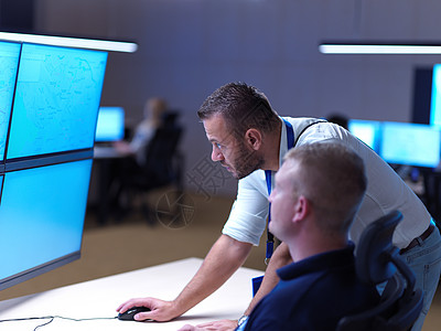在安全数据系统控制室工作的男操作员 男性操作员办公室车站技术行政人员团队服务警卫工作站保障房间图片