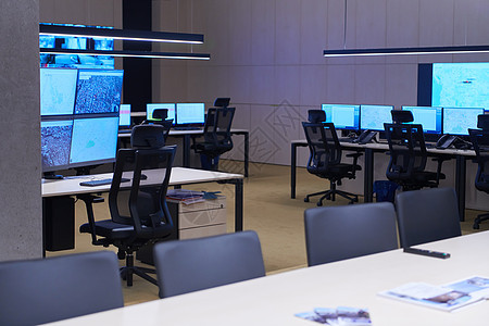 大型现代安保系统控制室的空内置安全系统控制室工作商业车站监视桌子控制板监控展示物流警报图片