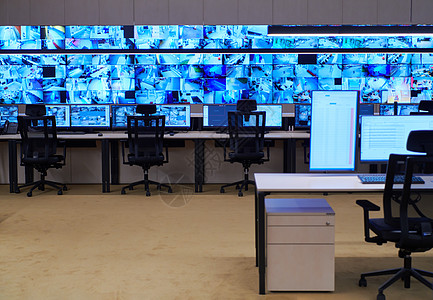 大型现代安保系统控制室的空内置安全系统控制室房间监视器安全中心木板桌子互联网监督屏幕电话图片