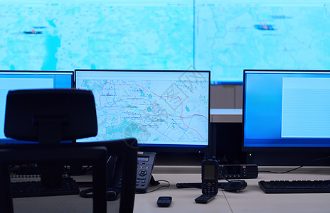 监控屏大型现代安保系统控制室的空内置安全系统控制室服务商业控制板电脑监督办公室房间桌子机构数据背景