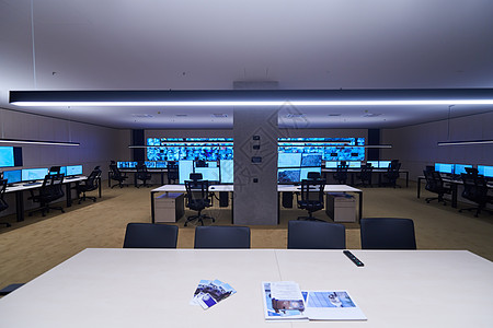大型现代安保系统控制室的空内置安全系统控制室安全服务木板监控电话商业办公室屏幕监视警报图片