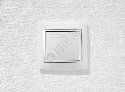 廉价简单的单极电灯开关 反对白色墙壁的便宜的塑料按钮开关 家里的白色普通拨动开关 用于排气扇或照明应用的标准翘板开关背景图片