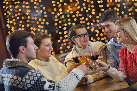 一群快乐的年轻人在派对上喝酒友谊男性乐趣朋友们假期女士餐厅纪念日酒精团体图片