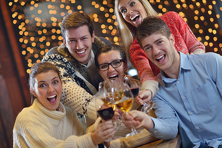 一群快乐的年轻人在派对上喝酒朋友们团队女士假期男人纪念日乐趣生日餐厅团体图片