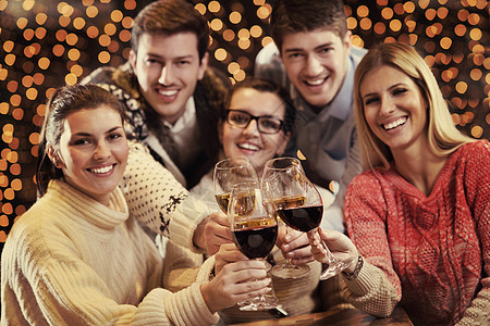 一群快乐的年轻人在派对上喝酒团队朋友们饮料干杯团体女士酒精男性周年假期图片