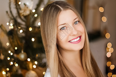 圣诞时间和假日情调概念 快乐的微笑着女人 背景上装饰了Xma树灯女性女士庆典奢华情感假期金发季节风格女郎图片