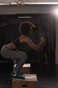 黑人女运动员在健身房跳箱跳运动奉献女性灵活性福利女孩活动活力盒子成人图片
