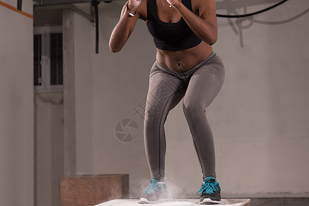 黑人女子在健身房跳箱跳盒子活动运动装女孩福利灵活性奉献耐力行动女士图片