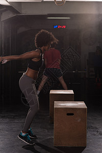 黑人女运动员在健身房跳箱跳精神耐力女孩活力福利女性活动盒子力量训练图片