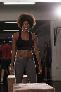 黑人女运动员在健身房跳箱跳灵活性成人活力行动活动女孩力量精神女士奉献图片