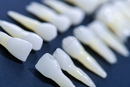 蓝色背景的白牙空腔萃取药品口腔科搪瓷保健治疗磨牙医生牙齿图片