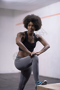 黑人女子正准备在健身房跳箱跳活力女士奉献成人精神活动行动力量盒子训练图片