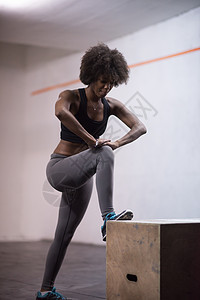 黑人女子正准备在健身房跳箱跳运动员女孩健康运动装福利行动力量女士灵活性肌肉图片