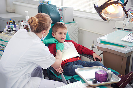 做牙科手术的年轻男孩诊所程序愈合口腔科卫生治疗工具检查男生保健图片