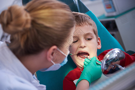 做牙科手术的年轻男孩口服治愈牙齿病人婴儿工具医生卫生程序诊所图片