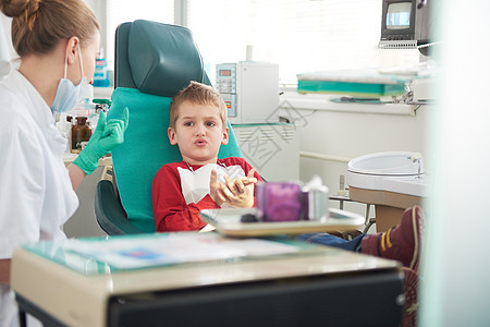 做牙科手术的年轻男孩治疗婴儿治愈工具椅子牙齿病人口服保健凹痕图片