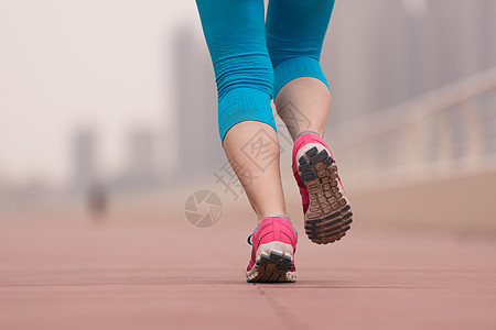 女子在舞会上奔跑运动装女士训练天空身体长廊闲暇运动员慢跑者阳光图片