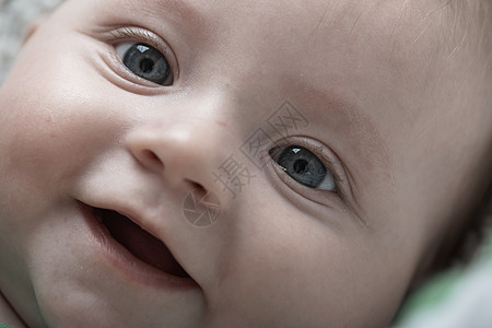 可爱的小可爱小宝宝玩弄手和微笑生活蓝色眼睛玩具女孩快乐男生苗圃童年婴儿图片