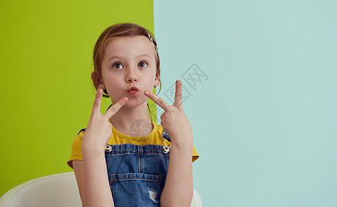 可爱的小女孩微笑喜悦房间教育女儿幼儿园房子乐趣闲暇幸福图片