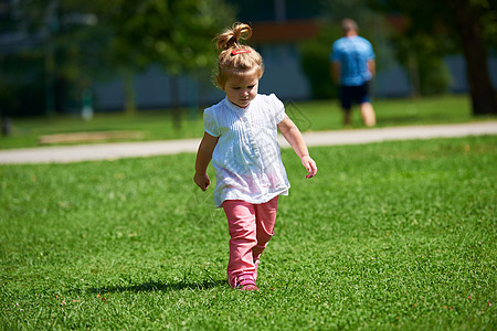 小女孩在公园玩得开心女孩女性乐趣喜悦叶子女儿童年草地花园婴儿图片