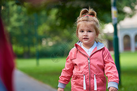 小女孩在公园玩得开心女儿婴儿童年场地生活喜悦女性草地女孩花园图片
