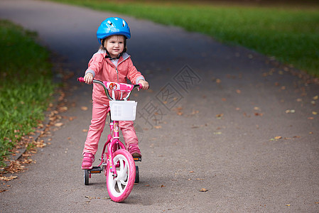 骑自行车的小女孩乐趣孩子们娱乐闲暇活动运动童年喜悦家庭孩子图片