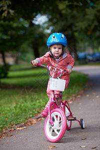 骑自行车的小女孩家庭快乐安全婴儿活动娱乐运动孩子们孩子幸福图片