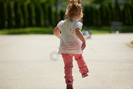 小女孩在公园玩得开心花园草地叶子生活快乐乐趣头发婴儿女儿童年图片