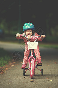 骑自行车的小女孩孩子快乐运动闲暇娱乐幸福活动家庭乐趣童年图片