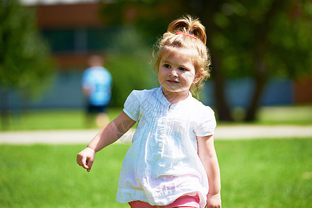 小女孩在公园玩得开心喜悦叶子花园生活草地女性快乐场地女儿婴儿图片