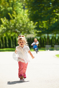 小女孩在公园玩得开心叶子草地女性女孩快乐花园场地喜悦乐趣女儿图片
