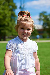 小女孩在公园玩得开心场地叶子头发乐趣女儿婴儿花园快乐生活女性图片
