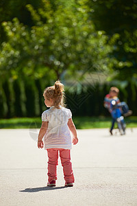 小女孩在公园玩得开心女性生活快乐场地婴儿童年喜悦女儿乐趣草地图片