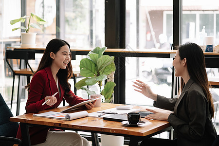 快乐的商业亚洲人分析统计商业文件 财务概念图片