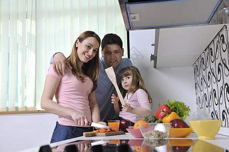 厨房中幸福的年轻家庭孩子食物沙拉家具成人快乐母亲女士早餐橙子图片