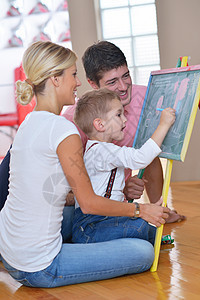家庭在家中上学时的家长时间男生孩子木板童年班级爱好创造力教育课堂图片
