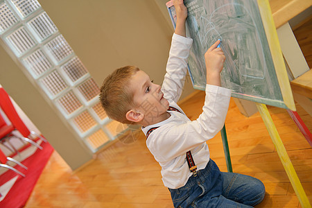家庭在家中上学时的家长学校幸福绘画创造力专注木板爱好教育学习童年图片