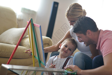 家庭在家中上学时的家长幸福专注母亲教育孩子教学妈妈男生木板创造力图片