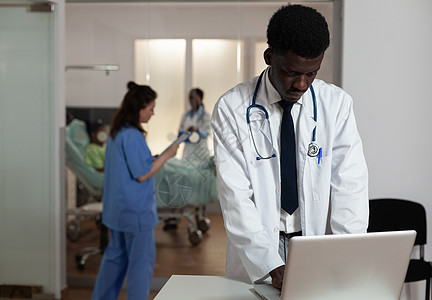 站在医院病房服务台的非洲美国医生肖像 在医院病房站立图片