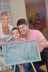 家庭在家中上学时的家长教学木板孩子创造力童年家庭作业黑板老师插图幸福图片