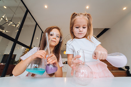 小女孩在家里做化学实验的家小姑娘童年科学实验室女孩测试管子液体教育烧瓶桌子图片