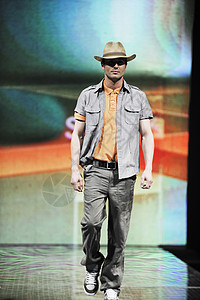 时装秀男模特设计师创造力束腰展示男人夹克男性收藏猫步外衣图片