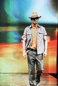 时装秀男模特夹克束腰男人衬衫猫步创造力男性牛仔裤套装设计师图片
