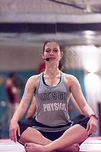 参加瑜伽锻炼和冥想的女运动员身体闲暇娱乐瑜珈沉思精神培训师力量训练活动图片