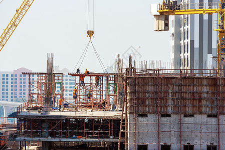 建筑工地在开始建设新的复杂基础设施项目时繁忙 a 建造工程蓝图男性建筑学水泥财产承包商起重机脚手架工作职业图片