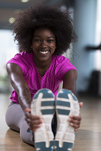 女人在健身房里拉长 在锻炼前暖和起来运动女孩运动员女性训练肌肉重量瑜伽身体体操图片